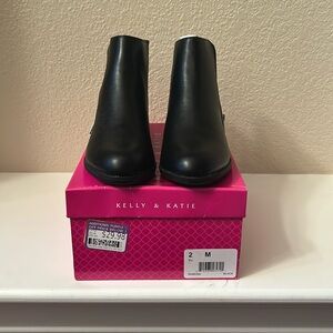Girls brand new black ankle boots size 2. Brand new in the box from Kohls.